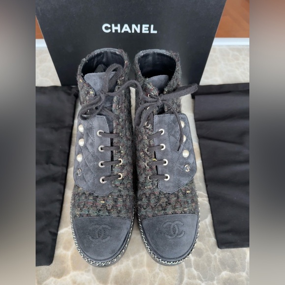 CHANEL Tweed Suede Calfskin Pearl Boots with Chain Accent, Blue/Green, size 9 - Picture 6 of 16